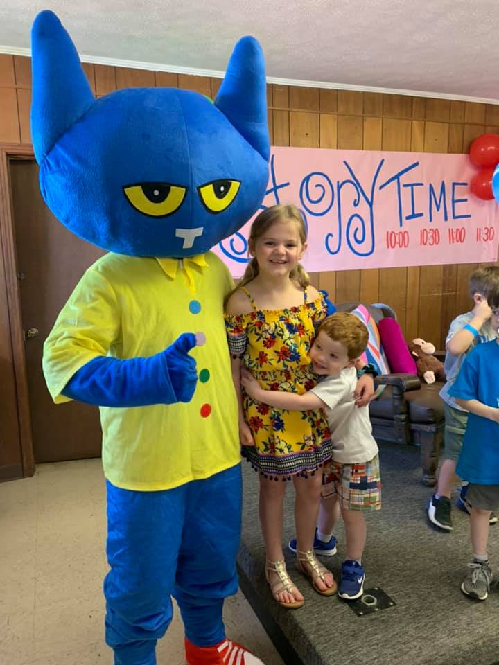 Children pose with Pete the Cate